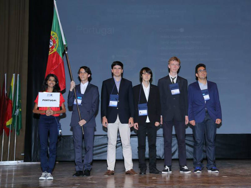 Equipa portuguesa que participou na XLVI Olimpíada Internacional de Física - IPhO’2015, que decorreu em Mumbai, Índia, de 5 a 12 de julho de 2015. Da esquerda para a direita: Poorva Daptardar (guia da equipa portuguesa), João Antunes (E.S. da Amadora, menção honrosa), André Almeida (Colégio Luso-Francês, Porto, menção honrosa), David Pereira (E.S. Lima-de-Faria, Cantanhede),Grégory Bonaert (Agrupamento de Escolas Júlio Dantas, Lagos, medalha de bronze) e José Matos (E.S. de Mirandela, menção honrosa).